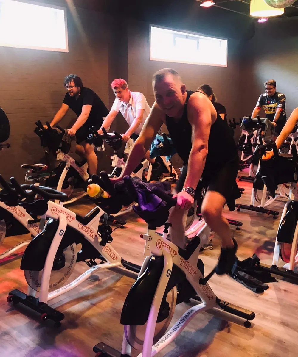 Leden van ClubFit Enschede sporten samen tijdens een gezellige spinningles